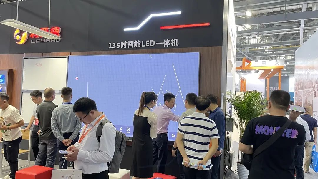 尊龙凯时教育新品及解决方案惊艳亮相81届教装展