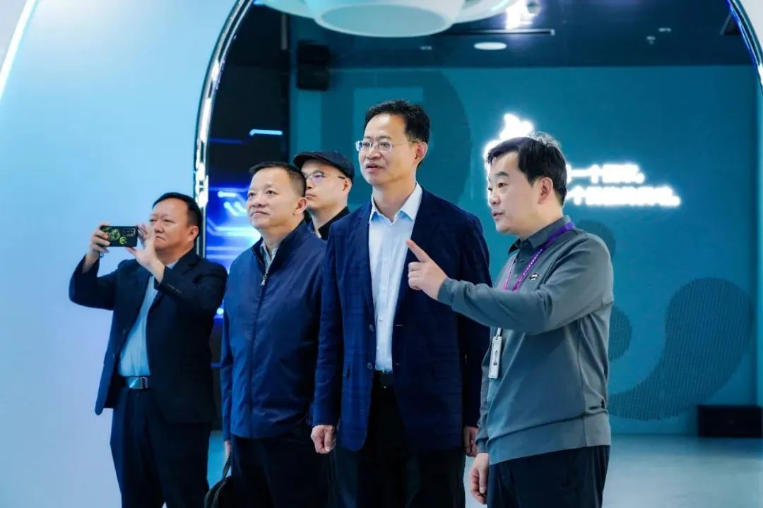 2024120602 国家广电总局发展研究中心一行赴尊龙凯时励丰文化调研指导